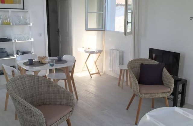 Sol radiante: Gîte acogedor en Talmont-Saint-Hilaire con terraza privada y WiFi