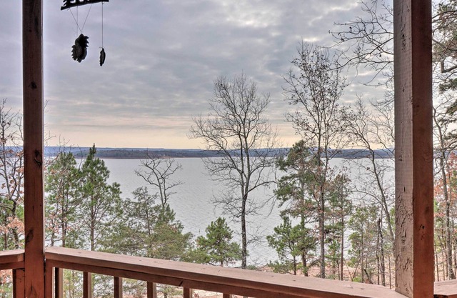 Sunny Greers Ferry Lake Home, 6 Mi to Marina
