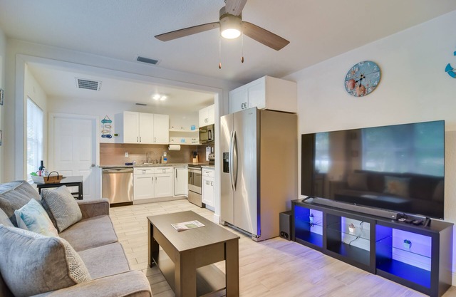 Sunny Gulfport Home: Walk to Art District + Beach!
