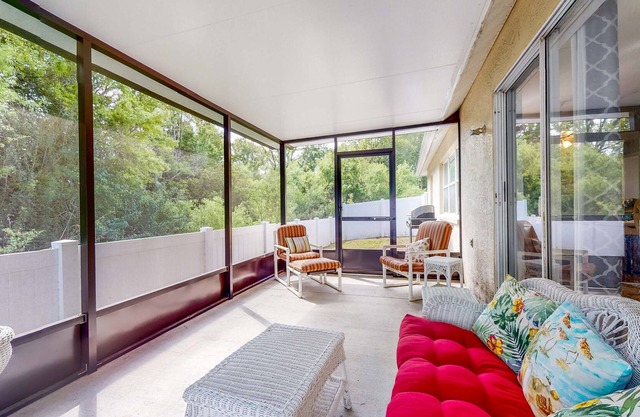 Sunny Home - Screened-In Porch - Close to Beach