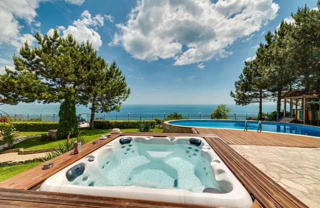 Acogedora villa con piscina privada, jacuzzi, increíbles vistas al mar, Bulgaria
