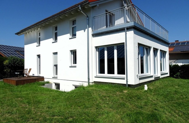 Sunny house with 2 residential units, large garden and sun terrace