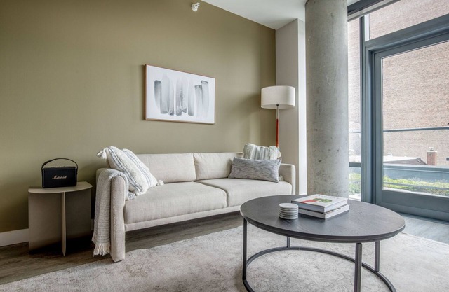 Sunny Lakeview 1BR w/ Rooftop & Gym, nr Lincoln Park, by Blueground