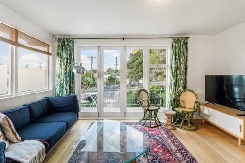 Sunny Mid Century Style Home 3 BR 2 BA 2 CarParks
