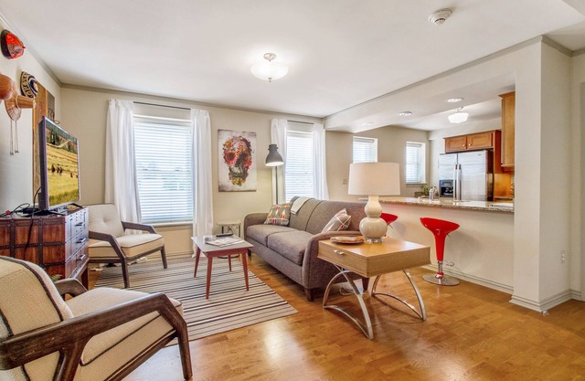 Sunny Midtown 2BD / BA Central Location!