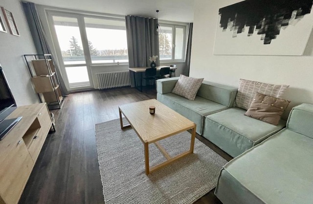 Sunny & Minimalist Apartment near the City Center