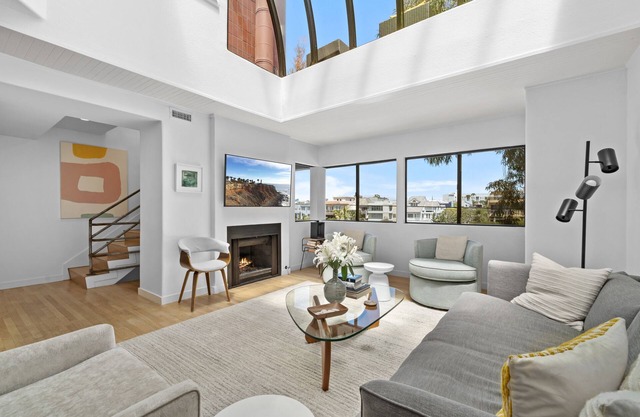 Sunny & Modern Home In Venice Beach!