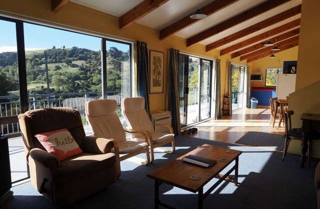 Sunny, modern, private hilltop holiday home