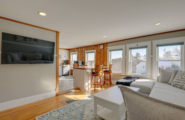 Sunny Newbury Apartment, 6 Mi to Market Square!