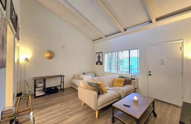 Sunny Noho Loft Studio W/ WiFi, AC & Cozy Bed in Prime Location!