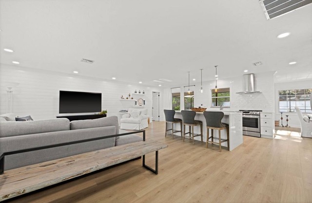 Sunny Oasis: Bright, Private and Beautiful Retreat! Magnolia Rentals