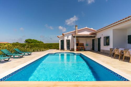 Sunny Ocean Villa with pool near Arrifana beach