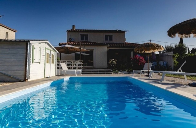 SUNNY PARENTHESE VILLA WITH POOL AND GARDEN