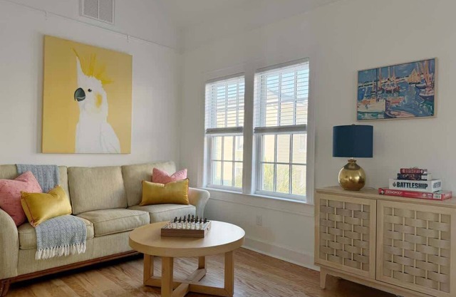 Sunny & Playful Carriage House in Downtown Savannah Stay Here and Walk Everywher