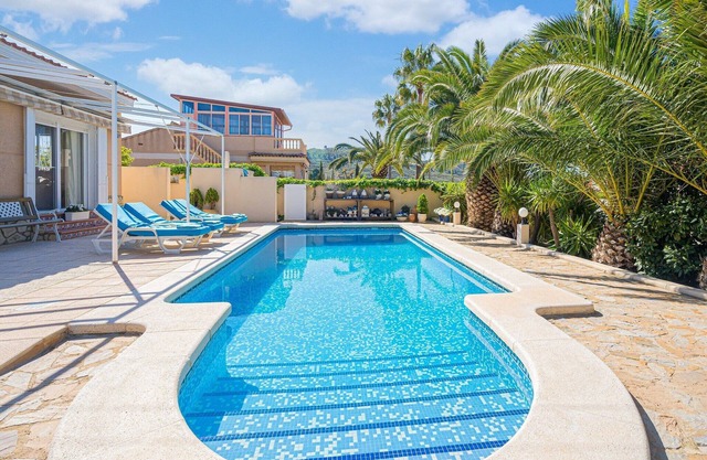 Estancia soleada junto a la piscina en Busot