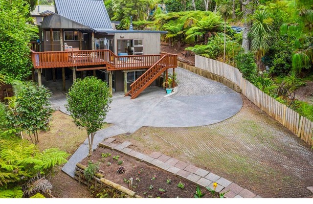 Sunny, private retreat amongst the trees