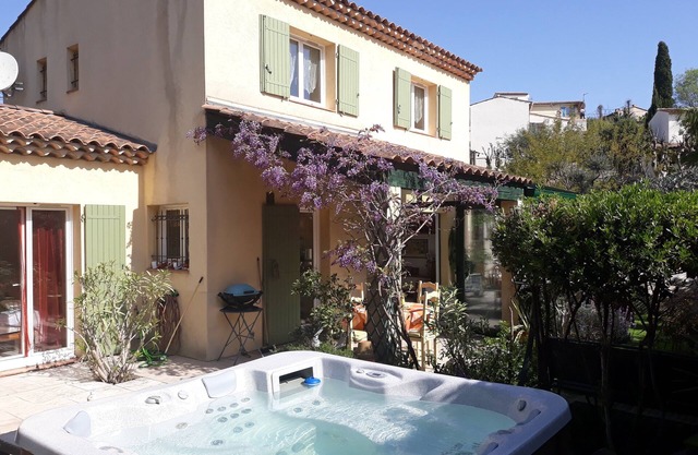 Villa muy tranquilo balneario soleado, jardín ajardinado, petanca, barbacoa