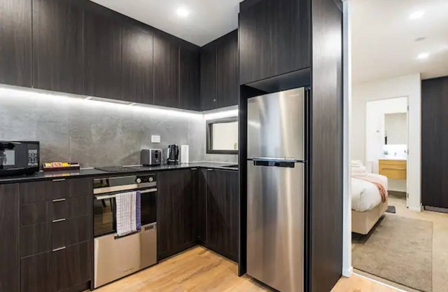 Sunny Retreat In Heart Of Cbd