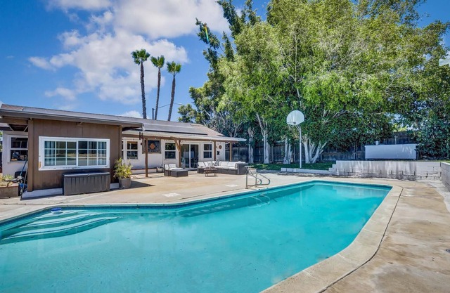 Sunny San Diego 3BR with Pool Centrally Located