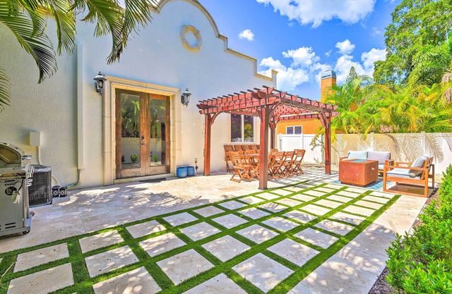 Sunny Sarasota Abode w/ Yard ~ 1 Mi to Dtwn!