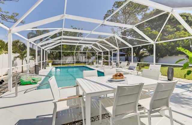 Sunny Sarasota Home with Pool Near Siesta Key Beach!