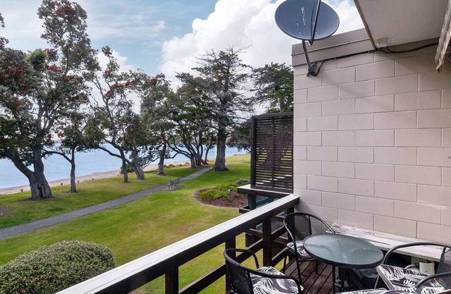 SUNNY SEA VIEWS - SNELLS BEACH HOLIDAY HOME in Snells Beach