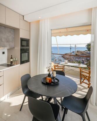 Sunny Seaside Cozy Home