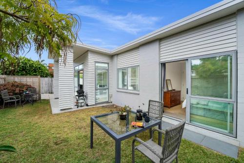 Sunny Seaside Retreat - Papamoa Beach