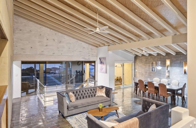 Sunny Shorefront Retreat: Uninterrupted Ocean Views
