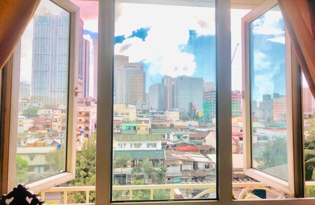 Sunny Side Condo Over looking Makati Metro Manila con Resort Pool.