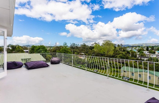 Sunny Side Getaway with views and deck