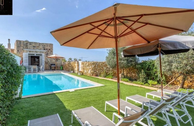 Sunny side spacious Villa with private Pool & WIFI