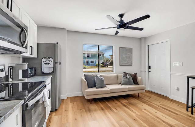 Sunny Side Stay- Apartment in beautiful Ft. Myers!