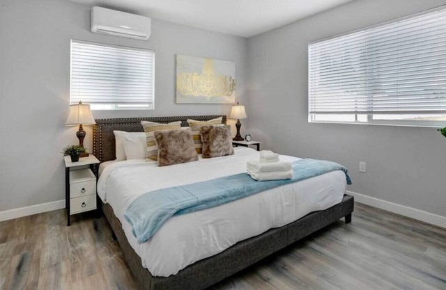 Sunny SoCal Side: 3BR, 1.5 Bath Urban Retreat with a Fully Stocked Kitchen and Easy Parking.