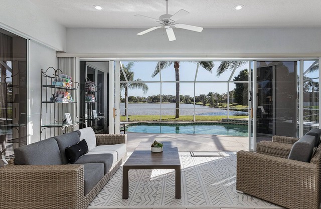 Soleada piscina privada orientada al sur en el lago en Port Charlotte