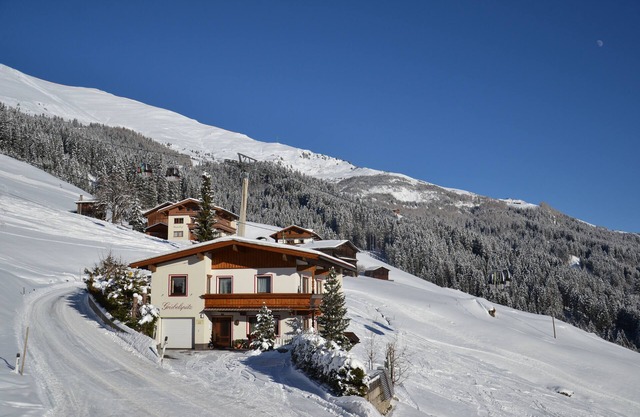 Soleada pendiente orientada al sur, independiente, directamente en el área de esquí Zillertal 3000, WiFi