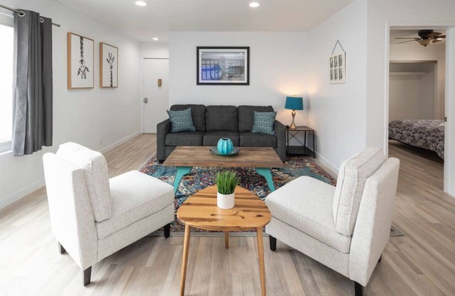 Sunny & Spacious 3 Bed - 20 second walk to beach!