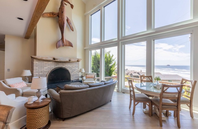 Casa principal con impresionantes vistas al mar, cocina gourmet y comodidades de lujo.