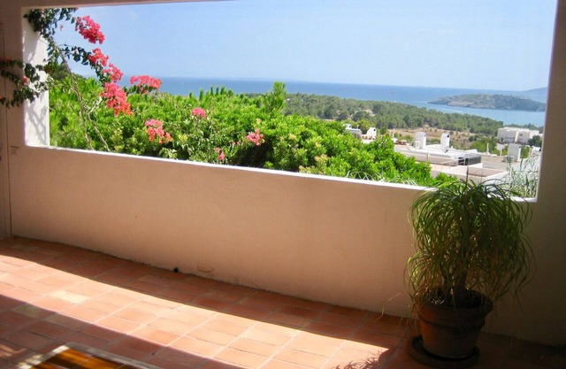 Sunny, spacious and beautiful villa with a pool, close to town.