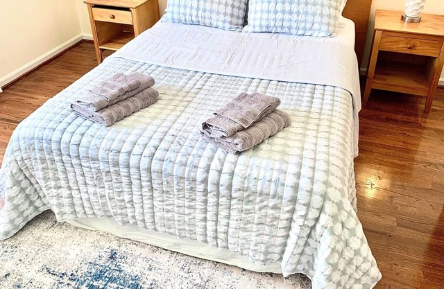 Sunny + Spacious Condo - 5 mins walk to the water