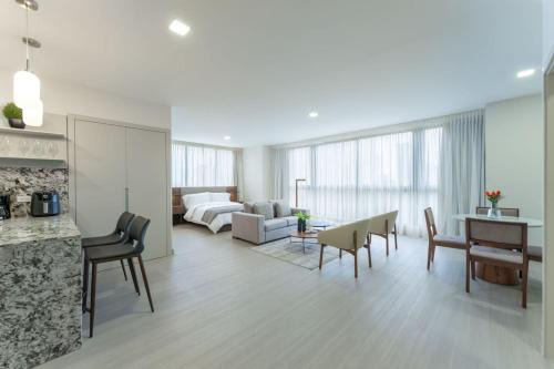 Sunny Studio Apartment for Rent with Park Views in Panama