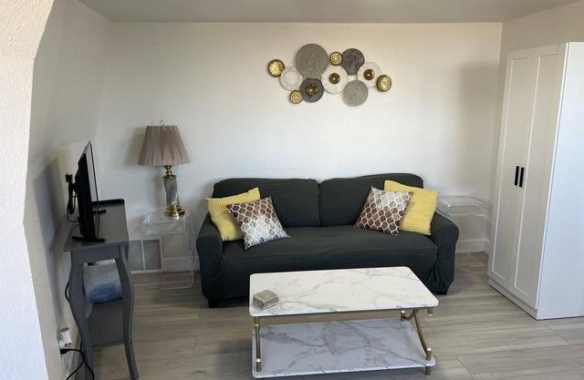 Sunny Studio near Water Street - Unit A