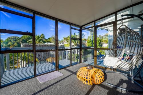 Sunny Stunner by the Sea Browns Bay Escape