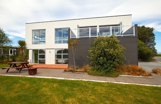 Sunny Stylish Sea Views