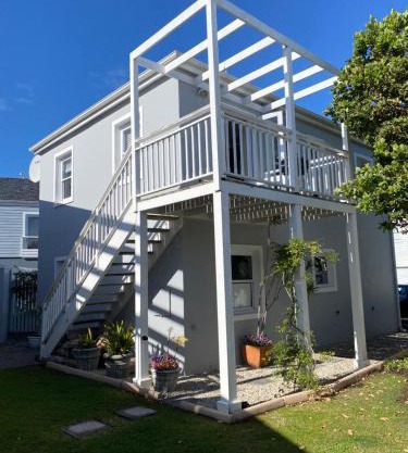 Sunny Thesen Islands Cottage