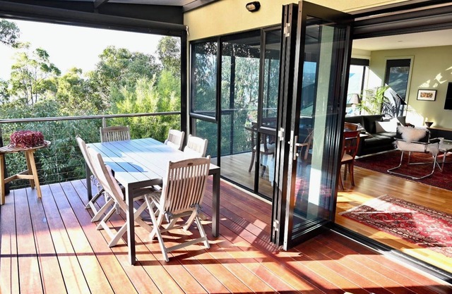 Sunny treetop retreat with stunning views of the city and mountains