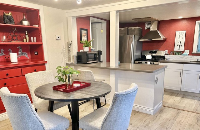 Sunny Two- Bedroom apartment in Amazing Location