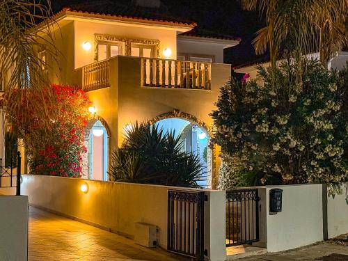 Sunny Villa with Hot Tub, Garden and 2 Bedrooms, 5 Minutes to the Beach
