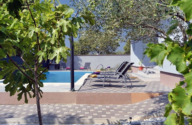 Villa soleada con piscina privada