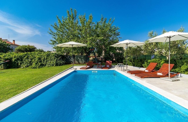 Villa soleada con piscina privada y WiFi